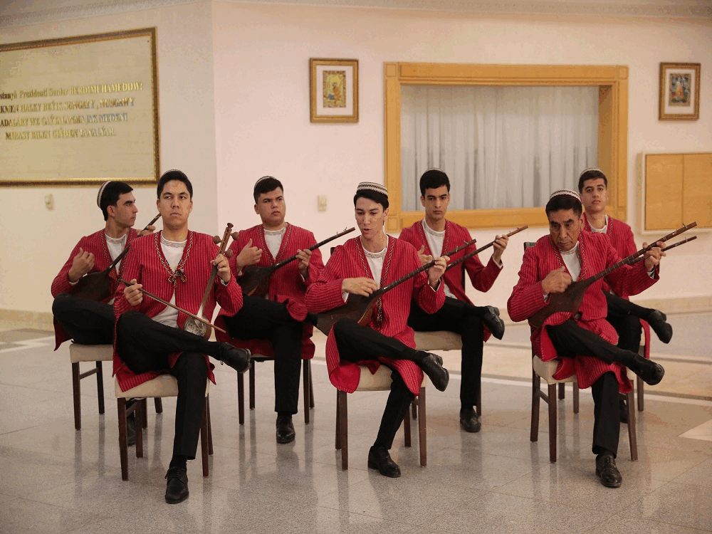 USSATLYK SAPAKLARYNY GEÇDILER