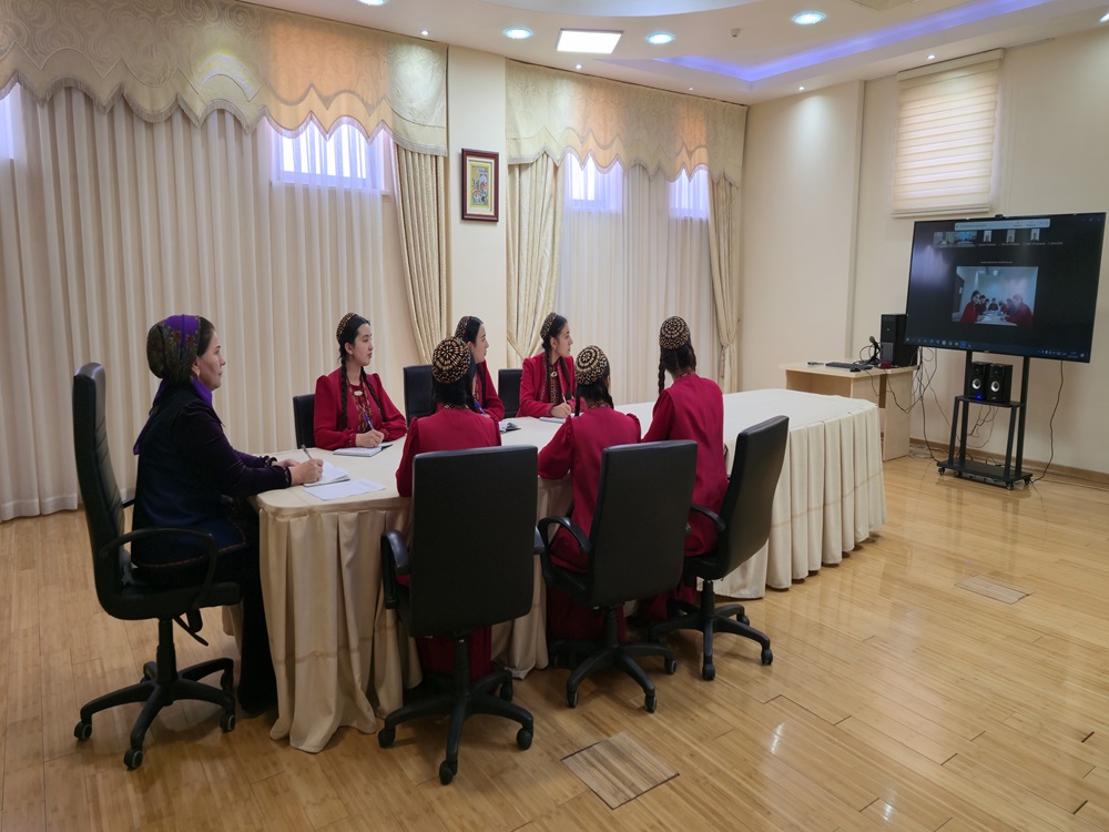 ÝAŞ HABARÇYLARA «HALKARA ÇÄRÄLERDE ALYPBARYJYNYŇ USSATLYGY» OKUW SAPAGY GEÇIRILDI