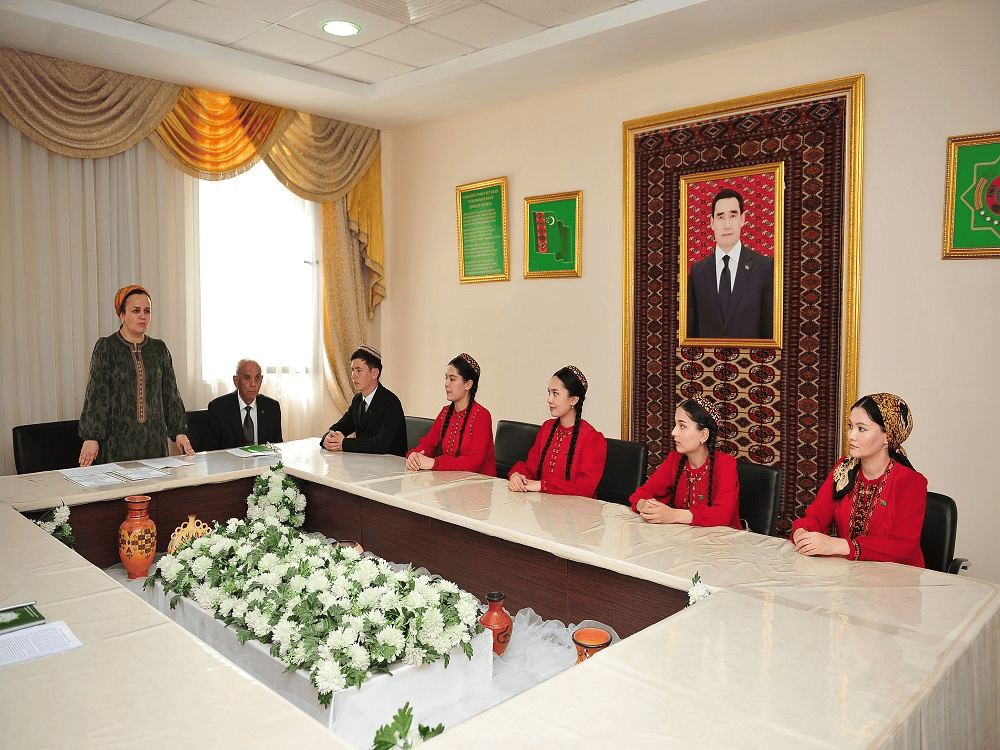 GAHRYMAN ARKADAGYMYZYŇ EDEBI DÖREDIJILIGI – ÝAŞLARA RUHY AKABA